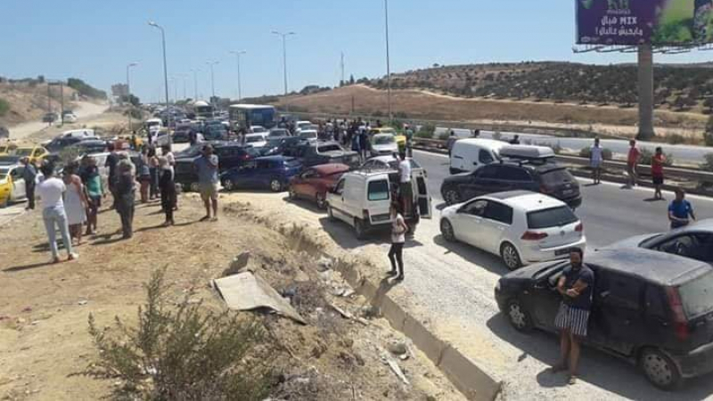 غلق طريق تونس بنزرت: أغلب المحتجين من النساء والأطفال غلق طريق تونس بنزرت: أغلب المحتجين من النساء والأطفال