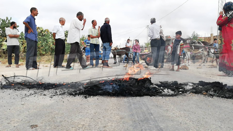 غلق الطريق بين العلا وكسرى للمطالبة بالماء غلق الطريق بين العلا وكسرى للمطالبة بالماء