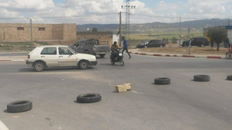 غلق الطريق بين القيروان وسوسة تنديدا بتردي الوضع التنموي غلق الطريق بين القيروان وسوسة تنديدا بتردي الوضع التنموي