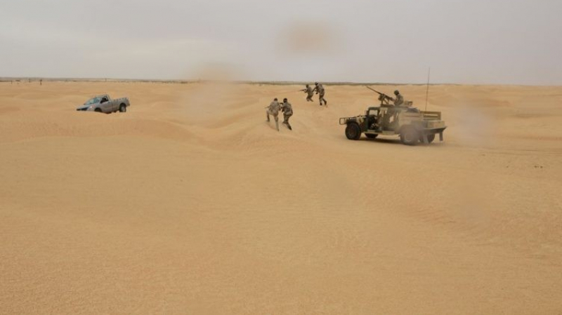 الجيش يوقف مهرّبا رابعا برمادة ويحجز طائرة دون طيار الجيش يوقف مهرّبا رابعا برمادة ويحجز طائرة دون طيار