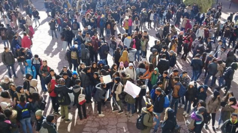 تلاميذ في سيدي حسين عرضة لإعتداءات متكررة من منحرفين تلاميذ في سيدي حسين عرضة لإعتداءات متكررة من منحرفين