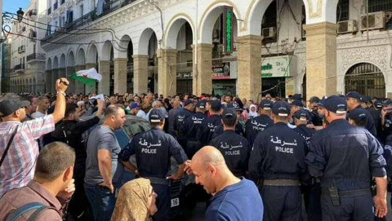 بينهم صحفي: الشرطة الجزائرية تنفذ سلسلة اعتقالات خلال مسيرة الطلبة بينهم صحفي: الشرطة الجزائرية تنفذ سلسلة اعتقالات خلال مسيرة الطلبة