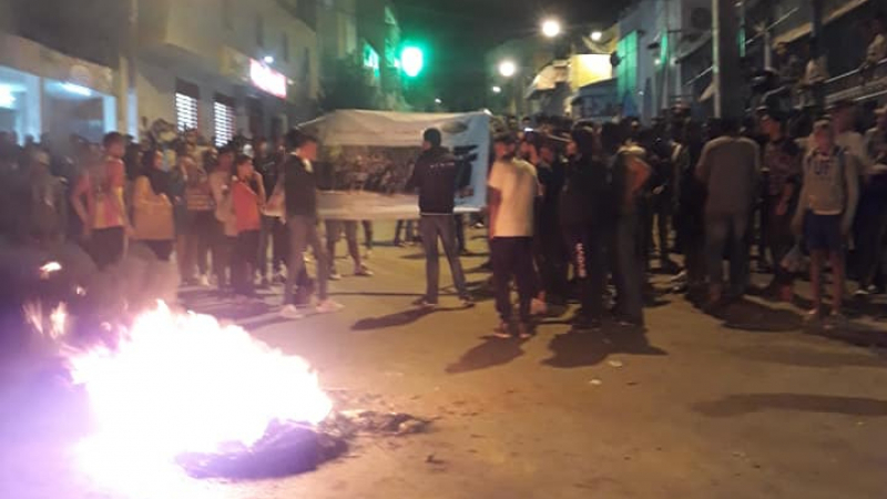 إحتقان وقطع للطريق في دوار هيشر بسبب نتائج الإنتخابات إحتقان وقطع للطريق في دوار هيشر بسبب نتائج الإنتخابات