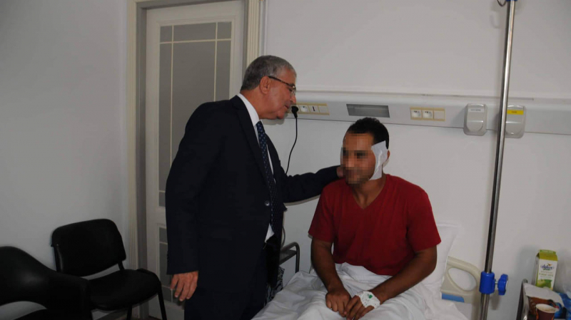 وزير الدفاع يعود العسكري المصاب في حادثة جرزونة وزير الدفاع