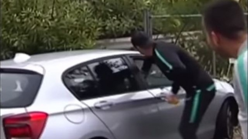 رونالدو يحاول سرقة هاتف معجبة.. رونالدو يحاول سرقة هاتف معجبة..