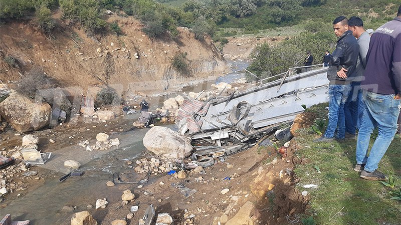 وفاة 19 شخصا في إنقلاب الحافلة السياحية في عين دراهم حماية مدنية