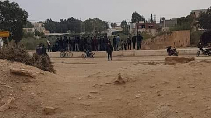 المزونة : محتجون يمنعون القطار من العبور المزونة : محتجون يمنعون القطار من العبور