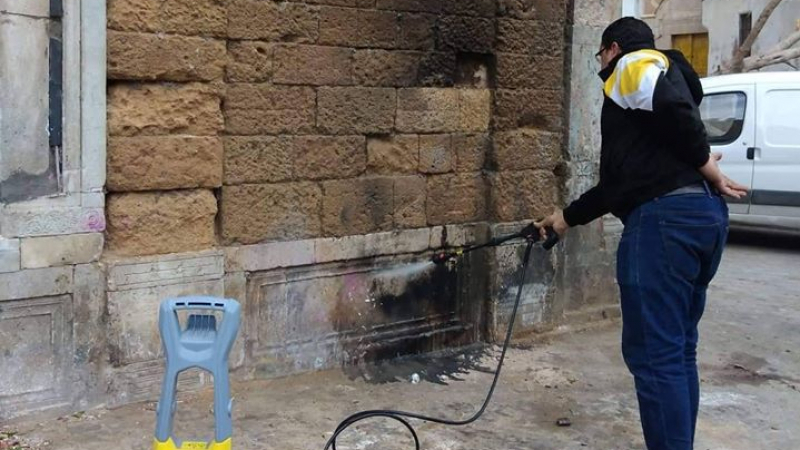 معهد التراث يتدخل لإزالة آثار النيران بنهج تربة الباي تربة الباي