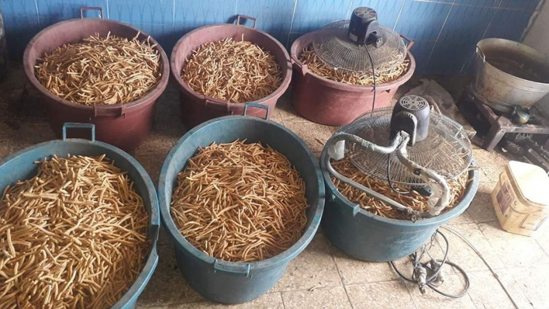 مداهمة مصنع ''كاكي'' عشوائي بصفاقس مداهمة مصنع كاكي عشوائي بصفاقس