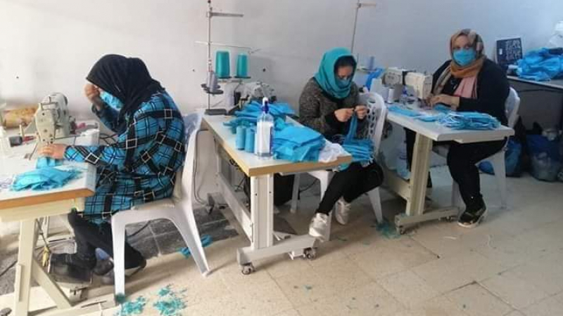 نساء قابس يتطوّعن لخياطة 400 كمامة يوميا نساء قابس يتطوّعن لخياطة 400 كمامة يوميا