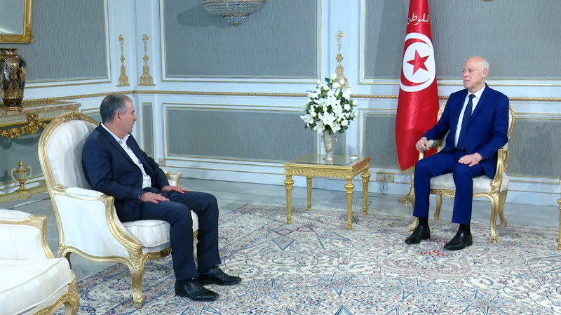 قروض الموظفين والقطاعات الهشة محور لقاء سعيّد بالطبوبي قروض الموظفين والقطاعات الهشة محور لقاء سعيّد بالطبوبي