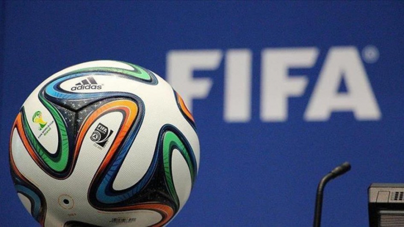 فيفا تطالب اللاعبين بالتخلي عن نصف أجورهم
