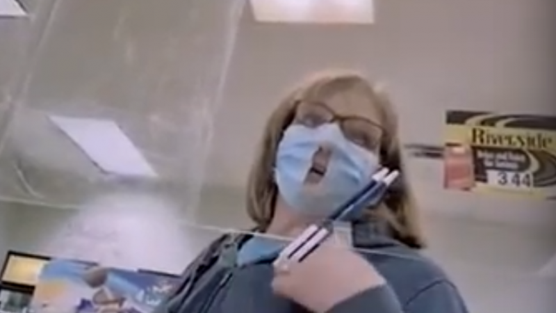 تتجوّل بقناع مثقوب ''لأن ذلك يمكّنها من التنفّس أفضل'' ! تتجوّل بقناع مثقوب ''لأن ذلك يمكّنها من التنفّس أفضل'' !