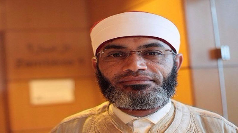 محمد الهنتاتي يجاهر بالإفطار ويعلن اليوم عيدا للفطر الشيخ الهنتاتي يجاهر بالإفطار ويعلن اليوم عيدا للفطر