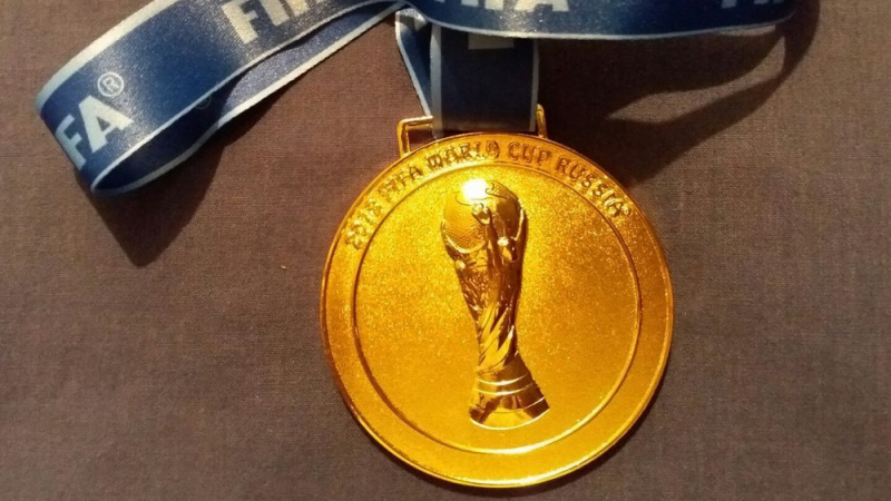لاعب فرنسي يتخلى عن ميدالية مونديال روسيا 2018 لاعب فرنسي يتخلى عن ميدالية مونديال روسيا 2018