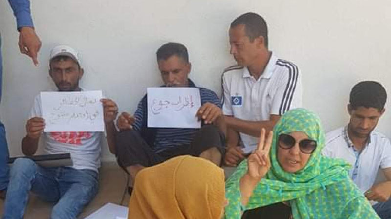 حاجب العيون: عملة الحضائر يدخلون في إضراب جوع حاجب العيون: عملة الحضائر يدخلون في إضراب جوع