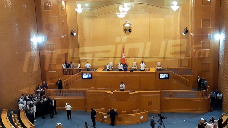 جميع النواب يلتحقون بمنصة الرئاسة.. التشنج ينتقل إلى الشرفة جميع النواب يلتحقون بمنصة الرئاسة.. التشنج ينتقل إلى الشرفة