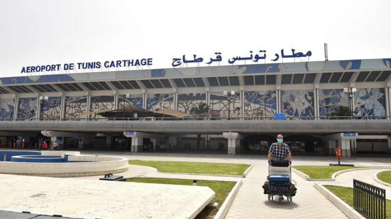 وزير النقل بالنيابة يعاين مدى تطبيق البروتوكول الصحي في مطار قرطاج وزير النقل بالنيابة يعاين مدى تطبيق البروتوكول الصحي في مطار قرطاج
