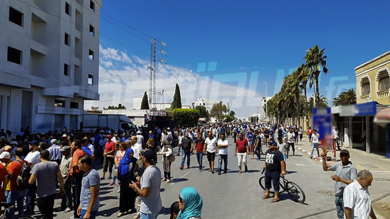 المرناقية: شبان محتجّون يرشقون سيارات أمنية بالحجارة المرناقية: شبان محتجّون يرشقون سيارات أمنية بالحجارة