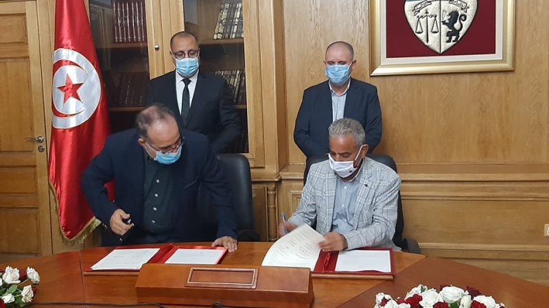 وُصِف بالتاريخي: التوقيع على اتفاق عمّال الحضائر وُصِف بالتاريخي: التوقيع على اتفاق عمّال الحضائر