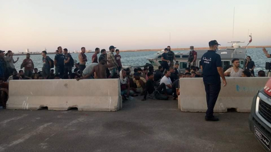 جرجيس: إنقاذ 160 مهاجرا غير نظامي وانتشال 15 جثة جرجيس: إنقاذ 160 مهاجرا غير نظامي وانتشال 15 جثة