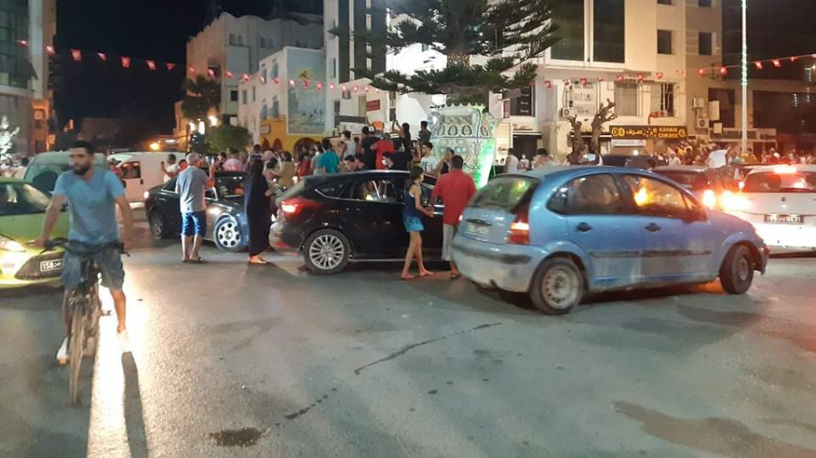 التونسيون يخرجون للإحتفال بقرارات رئيس الجمهورية