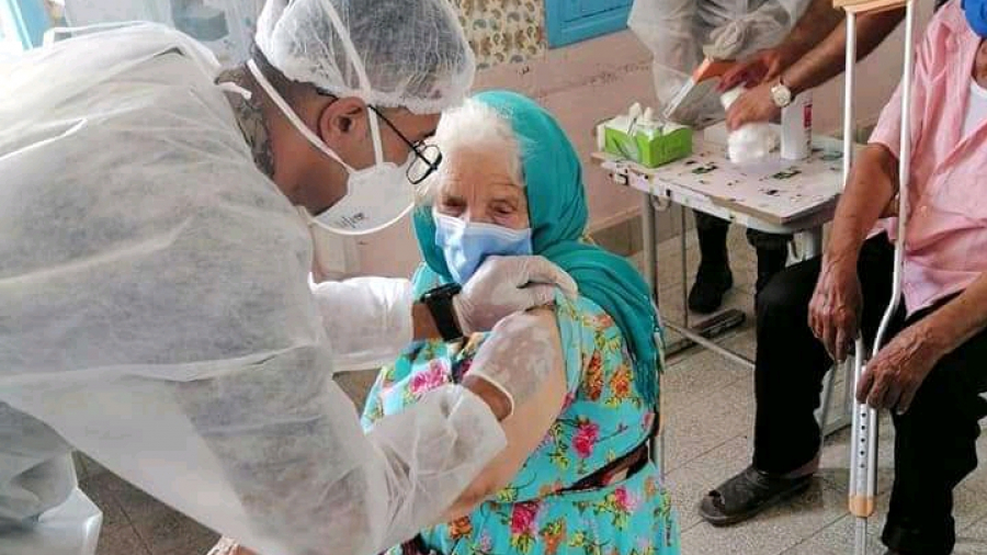 العروسة: معمّرة تتلقى الجرعة الأولى من التلقيح العروسة: معمّرة تتلقى الجرعة الأولى من التلقيح