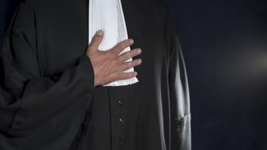 خريج جامعي ينتحل صفة محام ويترافع أمام دوائر قضائية.. خريج جامعي ينتحل صفة محام ويترافع أمام دوائر قضائية..