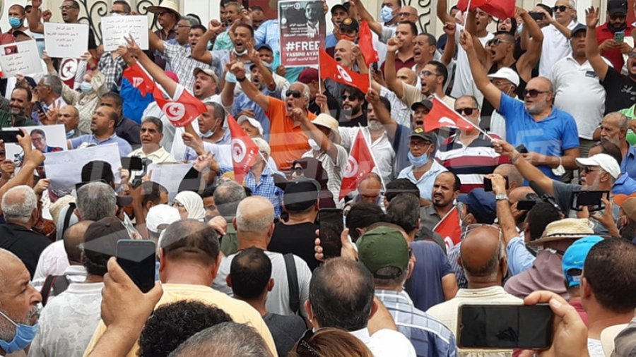 العاصمة: الأمن يفصل بين المنددين بالاجراءات الاستثنائية وداعمي الرئيس العاصمة: الأمن يفصل بين المنددين بالاجراءات الاستثنائية وداعمي الرئيس