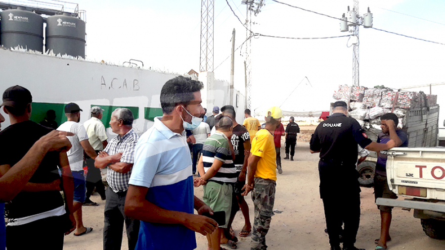 صفاقس: محتجّون يطالبون بنقل مصنع لصهر المعادن من منطقتهم صفاقس: محتجّون يطالبون بنقل مصنع لصهر المعادن من منطقتهم