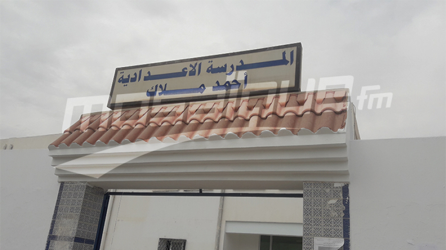 وقفة احتجاجية لأساتذة إعدادية أحمد ملاك بصفاقس وقفة احتجاجية لأساتذة إعدادية أحمد ملاك بصفاقس