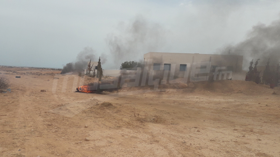 صفاقس: غاز مسيل للدموع لتفريق أولياء محتجين صفاقس: غاز مسيل للدموع لتفريق أولياء محتجين