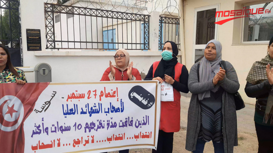 عاطلون عن العمل يواصلون احتجاجاتهم ضد تصريحات سعيّد ويهددون بالتصعيد عاطلون عن العمل يواصلون احتجاجاتهم ضد تصريحات سعيّد ويهددون بالتصعيد
