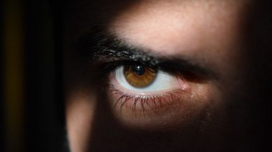 يحدث ثقوبا ببيت الإستحمام ويصوّرهما..ويبتزهما على فيسبوك يحدث ثقوبا ببيت الإستحمام ويصوّرهما..ويبتزهما على فيسبوك