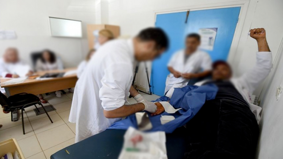 أطباء القطاع العام يشكون من التهميش..وسلطة الإشراف في قفص الإتهام أطباء القطاع العام يشكون من التهميش..وسلطة الإشراف في قفص الإتهام