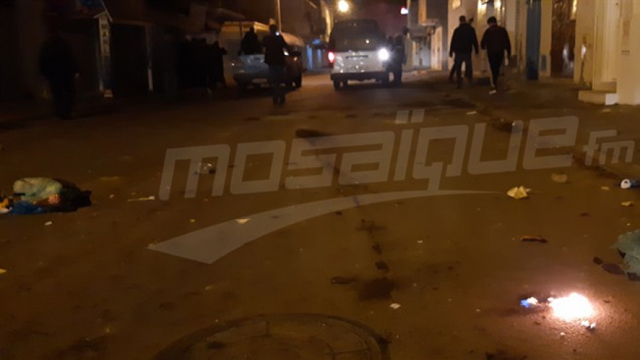 أحداث حي النور بالقصرين: إيقاف 14 شابّا وبطاقتا إيداع بالسجن أحداث حي النور بالقصرين: إيقاف 14 شابّا وبطاقتا إيداع بالسجن