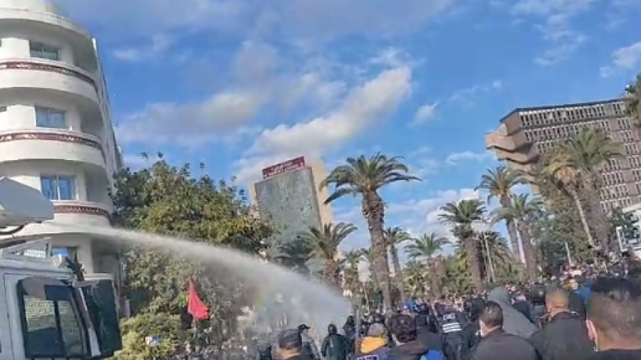 شارع محمد الخامس: مواجهات بين الأمن والمحتجين شارع محمد الخامس: مواجهات بين الأمن والمحتجين