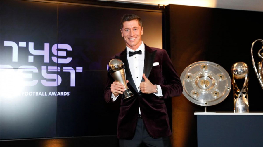 ليفاندوفسكي يفوز بجائزة أفضل لاعب لسنة 2021 ليفاندوفسكي يفوز بجائزة أفضل لاعب لسنة 2021