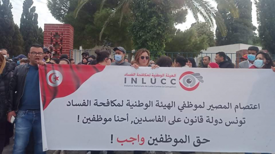 موظفو مكافحة الفساد يعتصمون أمام القصر الرئاسي.. ومُشادات مع الأمن