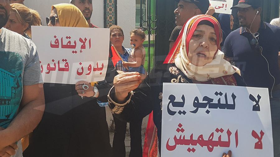 مصنّعو المطّاط والعمال يعتصمون أمام مقر الإدارة العامة للديوانة مصنّعو المطّاط والعمال يعتصمون أمام مقر الإدارة العامة للديوانة