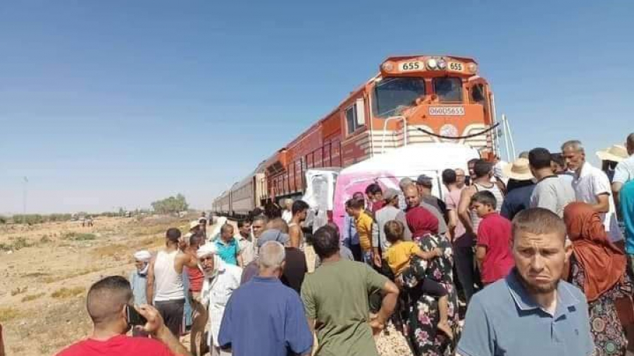 منزل بوزيان: وفاة شخص اصطدمت سيارته بقطار المسافرين منزل بوزيان: وفاة شخص اصطدمت سيارته بقطار المسافرين