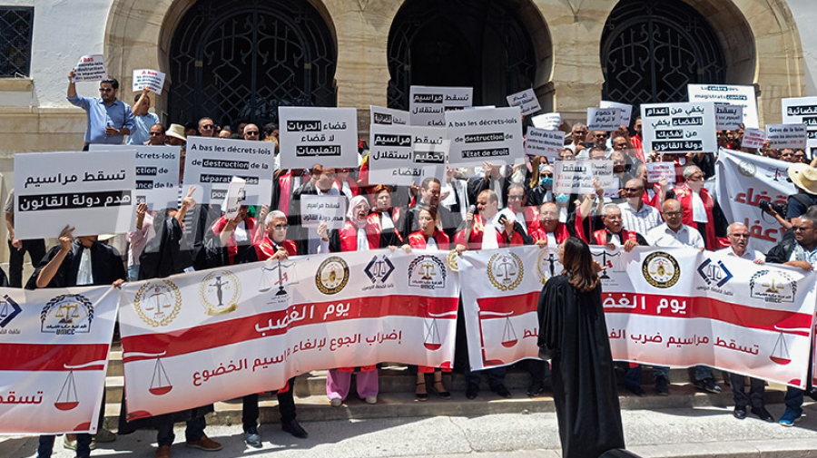 القضاة في يوم غضب أمام قصر العدالة بتونس القضاة في يوم غضب أمام قصر العدالة بتونس