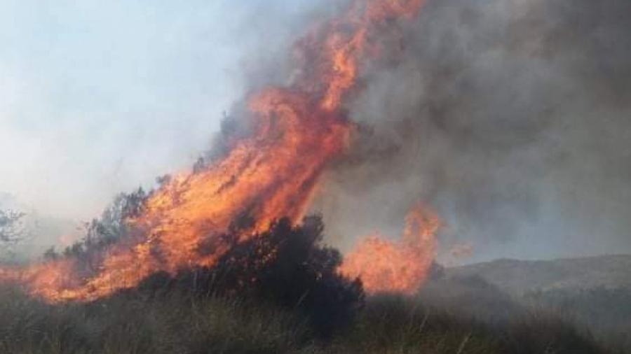 حريق داخل المنطقة العسكرية المغلقة بجبل السلوم حريق داخل المنطقة العسكرية المغلقة بجبل السلوم
