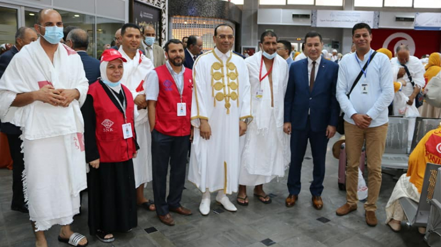 وزير الشؤون الدينية يترأس الوفد الرسمي المتجه نحو الحج وزير الشؤون الدينية يترأس الوفد الرسمي المتجه نحو الحج
