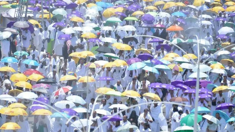 يذهب الحجاج إلى مزدلفة بعد الوقوف على عرفات يذهب الحجاج إلى مزدلفة بعد الوقوف على عرفات