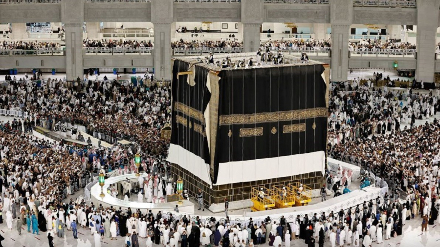 رفع الحواجز الوقائية حول الكعبة المشرفة رفع الحواجز الوقائية حول الكعبة المشرفة