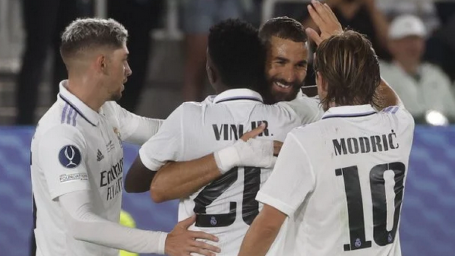 ريال مدريد يتوج بكأس السوبر الأوروبي ريال مدريد يتوج بكأس السوبر الأوروبي