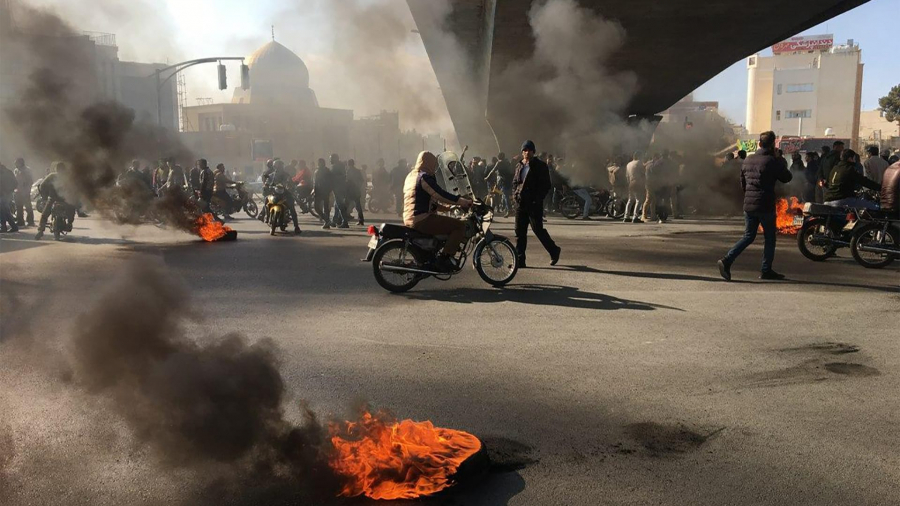 إيران تقطع خدمات الإنترنات.. وانتقادات بعد سقوط قتلى خلال الاحتجاجات إيران تقطع خدمات الإنترنات.. وانتقادات بعد سقوط قتلى خلال الاحتجاجات