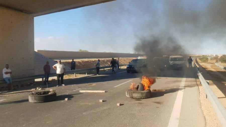 قطع الطريق السيارة صفاقس/قابس احتجاجا على قرار إحداث مصب للفضلات قطع الطريق السيارة صفاقس/قابس احتجاجا على قرار إحداث مصب للفضلات