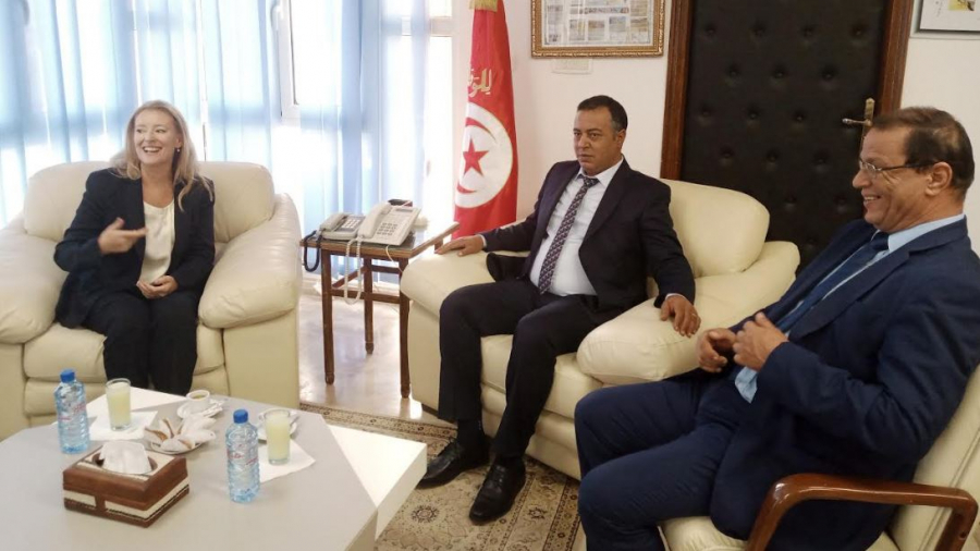 سفيرة بريطانيا في تطاوين: 'مهتمّون بالاستثمار في الطاقة البديلة..' سفيرة بريطانيا في تطاوين: 'مهتمّون بالاستثمار في الطاقة البديلة..'